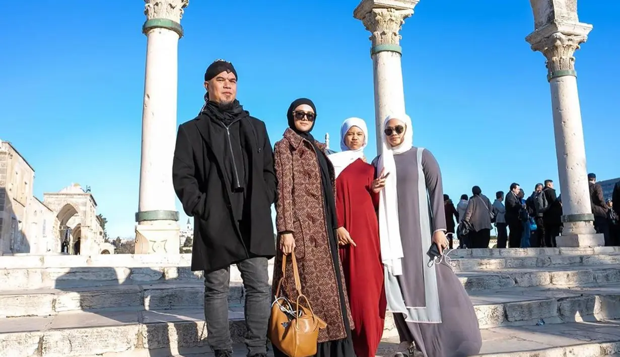 Safeea juga mengabadikan kenangan dengan berfoto bersama kedua orangtua dan kakaknya. Saat berkunjung ke Palestina, Safeea tampil mengenakan hijab putih dengan gamis merah. Seperti diketahui, keluarga Mulan dan Ahmad Dhani sedang melakukan liburan religi. (Liputan6.com/IG/@mulanjameela1)