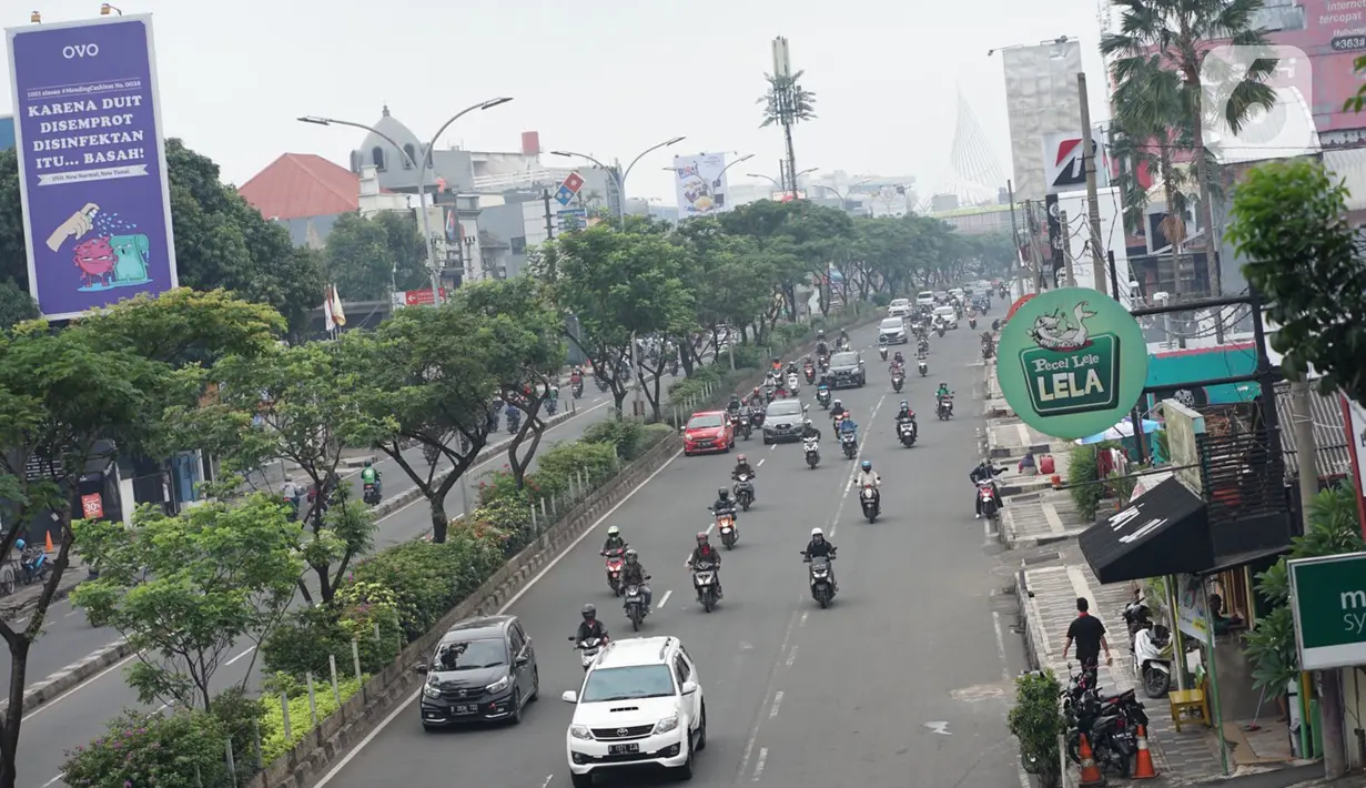 Kendaraan melintas di Jalan Margonda Raya, Depok, Jawa Barat, Rabu (21/10/2020). Satlantas Polrestro Kota Depok menguji coba sistem tilang elektronik bagi pengendara mobil dan motor yang rencananya akan diberlakukan pada 1 November 2020 mendatang. (Liputan6.com/Immanuel Antonius)