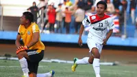Striker Persekap, Maryono (putih), siap menjebol gawang Persebo Jaya di Piala Kemerdekaan. (Bola.com/Robby Firly)