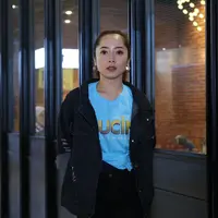 Karina Salim hadir dalam peluncuran official poster dan trailer film Bucin pada Selasa 25 Februari 2020, di CGV FX Sudirman, Jakarta, Selasa, (25/2/2020). (Daniel Kampua/Fimela.com)