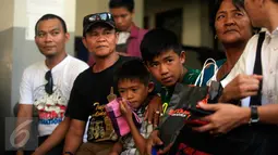 Ayah Mary Jane, Caesar Veloso (kedua kiri) membawa dua anak Mary Jane saat berkunjung ke LP Kelas IIA Wirogunan Yogyakarta, Selasa (12/1/2016). Kunjungan keluarga untuk memperingati HUT ke-31 Mary Jane pada 10 Januari lalu. (Foto:Boy Harjanto)