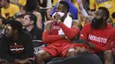 Pemain Houston Rockets, James Harden (kanan)  dan rekan-rekannya terlihat sedih saat  timnya kalah dari Warriors 115-106 pada Playoffs NBA di Oracle Arena,  Oakland, Selasa (19/4/2016) WIB. (Cary Edmondson-USA TODAY Sports)