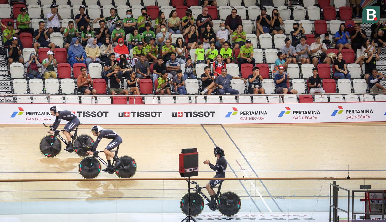 Tim balap sepeda Selandia Baru mendapatkan tepuk tangan dari penonton setelah menjadi yang tercepat pada babak kualifikasi nomor team pursuit putra UCI Track Nation Cup 2023 yang berlangsung di Jakarta International Velodrome, Rawamangun, Jakarta, Kamis (23/2/2023). (Bola.com/Bagaskara Lazuardi)
