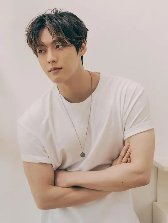 Minhyuk menggulung bagian lengan bajunya membuat otot lengannya semakin terpampang nyata. Rapper yang berada dalam naungan agensi CUBE Entertainment ini memliki segudang talenta. (Instagram/@hutazone)