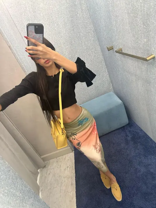 Outfit super simple ini dipadukan dengan Celine Nano Luggage Bag seharga Rp42jutaan [@lalalalisa_m]