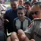 Terdakwa kasus penyuapan Jaksa Urip, Artalita Suryani alias Ayin keluar dari Lapas Wanita Tangerang, Jumat (28/1). Ditemani sejumlah kerabat, Ayin keluar Lapas dengan status bebas bersyarat.(Antara)