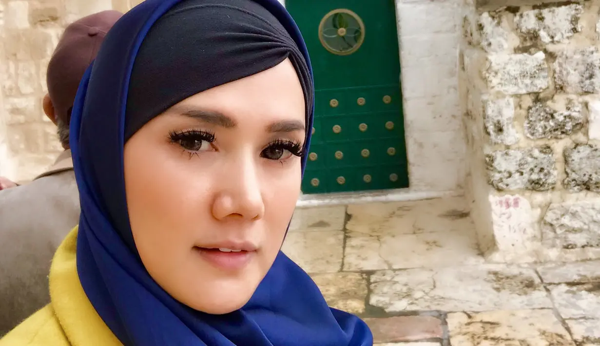 Mulan Jameela baru-baru ini menuai pujian publik lantaran penampilannya yang berbeda. Melakukan perjalanan liburan ke Jerusalem, Mulan begitu memesona dengan balutan hijabnya. (Instagram/mulanjameela1)