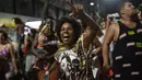 Peserta pesta jalanan yang dikenal sebagai blocos, menari selama protes terhadap pembatasan oleh pejabat kota di Rio de Janeiro, Brasil (13/4/2022). Balai Kota telah melarang pesta jalanan selama perayaan Karnaval, yang tertunda hampir dua bulan karena pandemi. (AP Photo/Silvia Izquierdo)