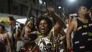 Peserta pesta jalanan yang dikenal sebagai blocos, menari selama protes terhadap pembatasan oleh pejabat kota di Rio de Janeiro, Brasil (13/4/2022). Balai Kota telah melarang pesta jalanan selama perayaan Karnaval, yang tertunda hampir dua bulan karena pandemi. (AP Photo/Silvia Izquierdo)