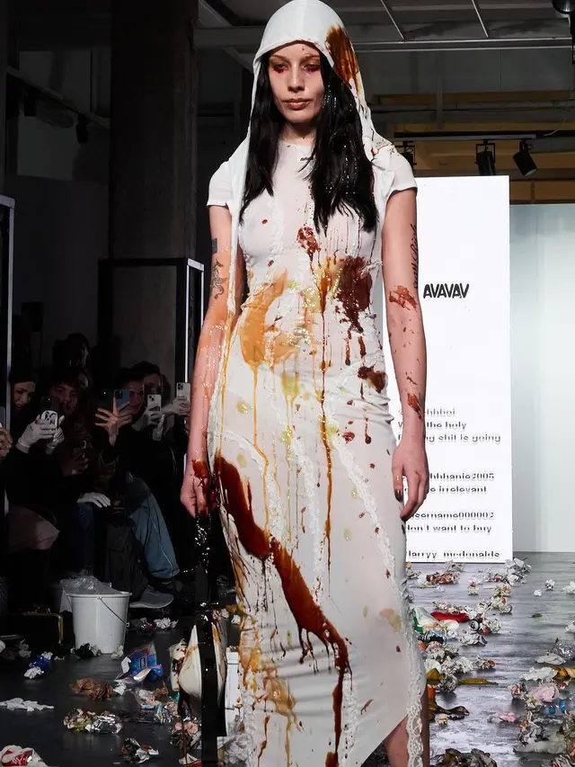 Show Kontroversial Brand Italia di Milan Fashion Week 2024, Runway Penuh Sampah hingga Model Ditimpuk Tamu