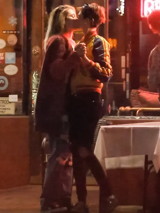 Tak hanya itu, fakta bahwa mereka berciuman sembari berdansa pun membuat spekulasi semakin jelas. (Roger - BACKGRID - Daily Mail)