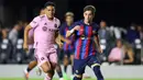 Pada menit ke-55 skor berubah menjadi 4-0 untuk keunggulan Barcelona. Gavi mencatatkan namanya di papan skor lewat golnya usai memanfaatkan umpan sepak pojok Memphis Depay. (AFP/Getty Images/ Michael Reaves)