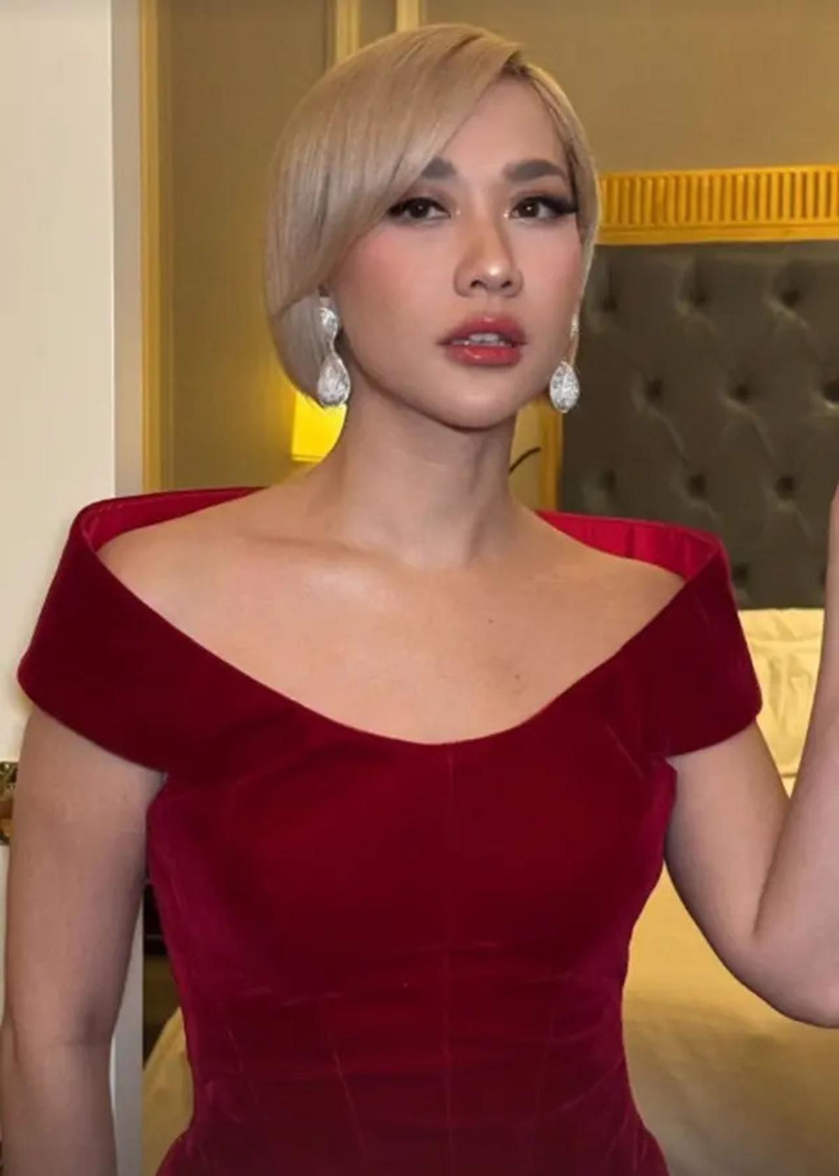 Gaya BCL Pakai Dress Merah Panjang Belah Samping, Tampak Anggun dengan Detail Elegan