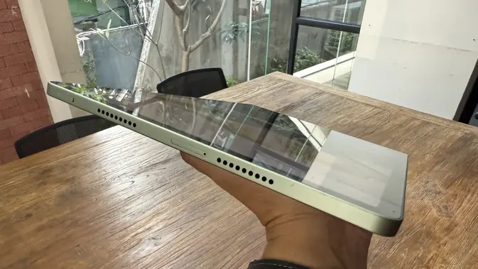 <p>Hands-on Motorola Moto Pad 60 Pro, sisi atas tablet. Oleh Matahari Kartika Purusakara/Liputan6.com</p>