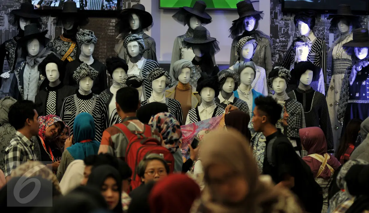 Suasana keramaian pengunjung salah satu Booth Indonesia Fashion Week hari Kedua di Jakarta Convention Centre (JCC), Jumat (11/3). Ajang Fashion Bergengsi ini berlangsung hingga 13 maret 2016. (Liputan6.com/Johan Tallo)