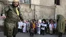 Sejumlah pria mengatur anak-anak untuk bersipa mengikuti perayaan purim di Yerusalem (8/3). Purim merupakan hari raya atau pesta Yahudi untuk memperingati pembebasan kaum Yahudi dari kekaisaran Persia. (AFP/Menahem Kahana)