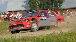 Ralliart: Mitsubishi memiliki divisi performa yang berfokus pada kejuaraan rally dan off-road racing. Kiprah Ralliart di dunia motorsport dimulai sejak tahun 1984. Prestasi Mitsubishi Ralliart di lintasan balap tak dapat diragukan, berbagai kejuaraan seperti WRC dan Dakar sudah berkali-kali mendapat gelar juara. (Source: en.wikipedia.org)