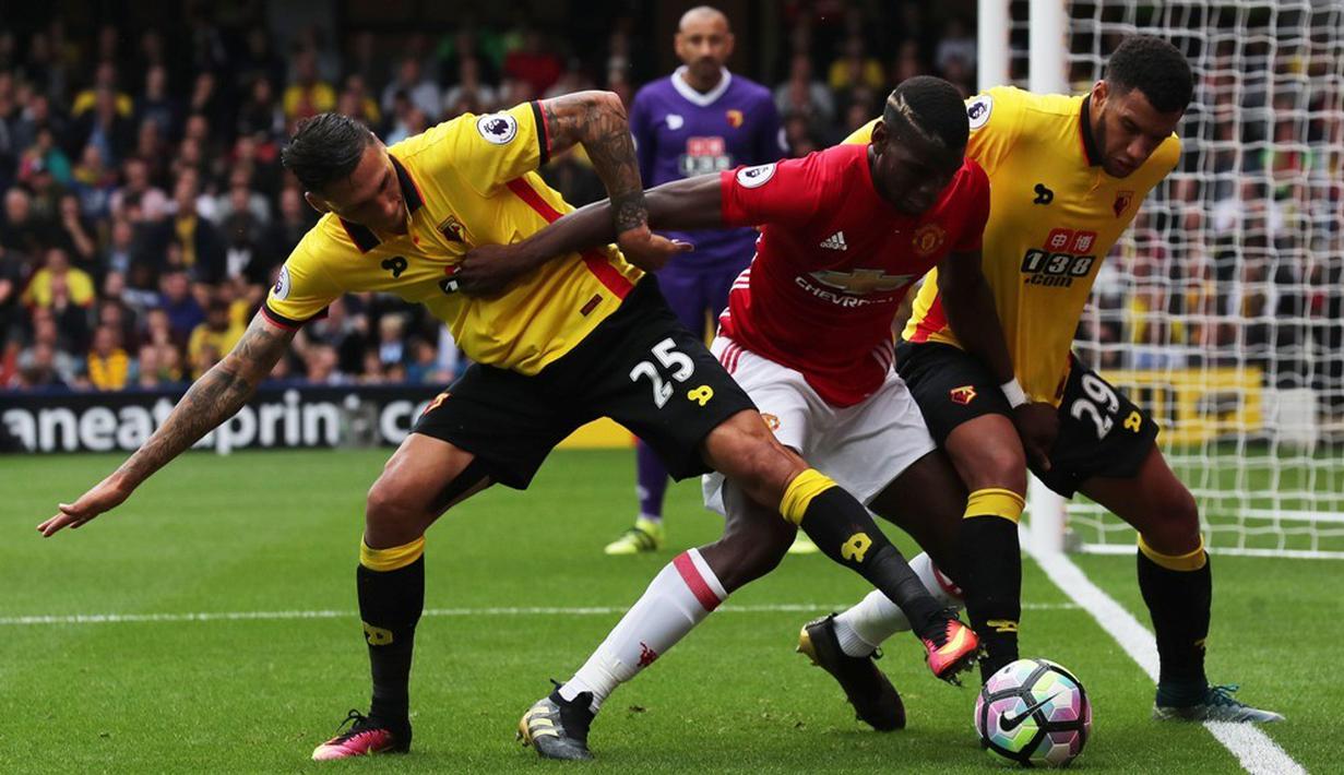 Pemain Watford berebut bola dengan pemain MU, Paul Pogba, dalam laga Premier League di Stadion Vicarage Road, Minggu (18/9/2016). (Reuters/Eddie Keogh)