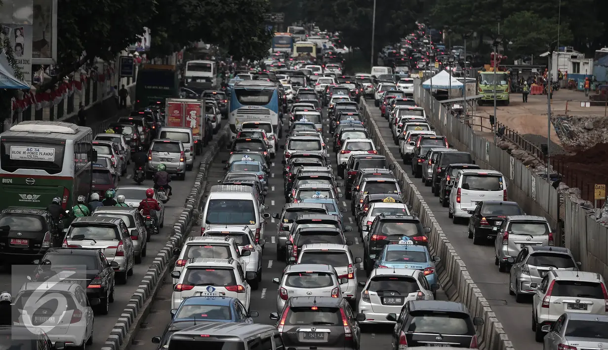 Sejumlah kendaraan terjebak kemacetan di jalur 3 in 1 di Jalan Jenderal Sudirman, Jakarta, Selasa (10/5). Pemprov DKI Jakarta secara resmi akan menghapus aturan jalur 3 in 1 pada Senin (16/5). (Liputan6.com/Faizal Fanani)