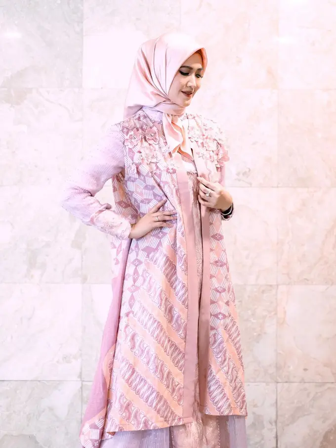 [Fimela] 6 Potret Cantik Lisya Nurrahmi Istri Tommy Kurniawan