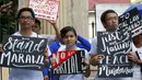 Sejumlah orang menggelar aksi protes terhadap  deklarasi Darurat Perang oleh Presiden Duterte di wilayah selatan Mindanao, Manila, Filipina, Kamis (8/6). deklarasi tersebut menurut mereka hanya akan menimbulkan pelanggaran HAM. (AP Photo / Bullit Marquez)