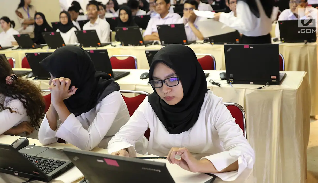 Peserta bersiap mengikuti tes Seleksi Kompetensi Dasar (SKD) calon pegawai negeri sipil (CPNS) di Gedung Wali Kota Jakarta Selatan, Jumat (26/10). Tes SKD CPNS dilakukan di 269 titik lokasi tes di 34 provinsi di Indonesia. (Liputan6.com/Immanuel Antonius)