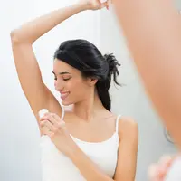 Wanita memakai deodoran (iStockphoto/Ridofranz)