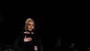 Saat mematahkan piala Grammy pada waktu itu, Adele mengatakan ia tak pantas mendapatkannya seorang diri. Alasannya, Adele ingin berbagi dengan Beyonce yang menurutnya lebih pantas mendapatkannya. (AFP/Bintang.com)
