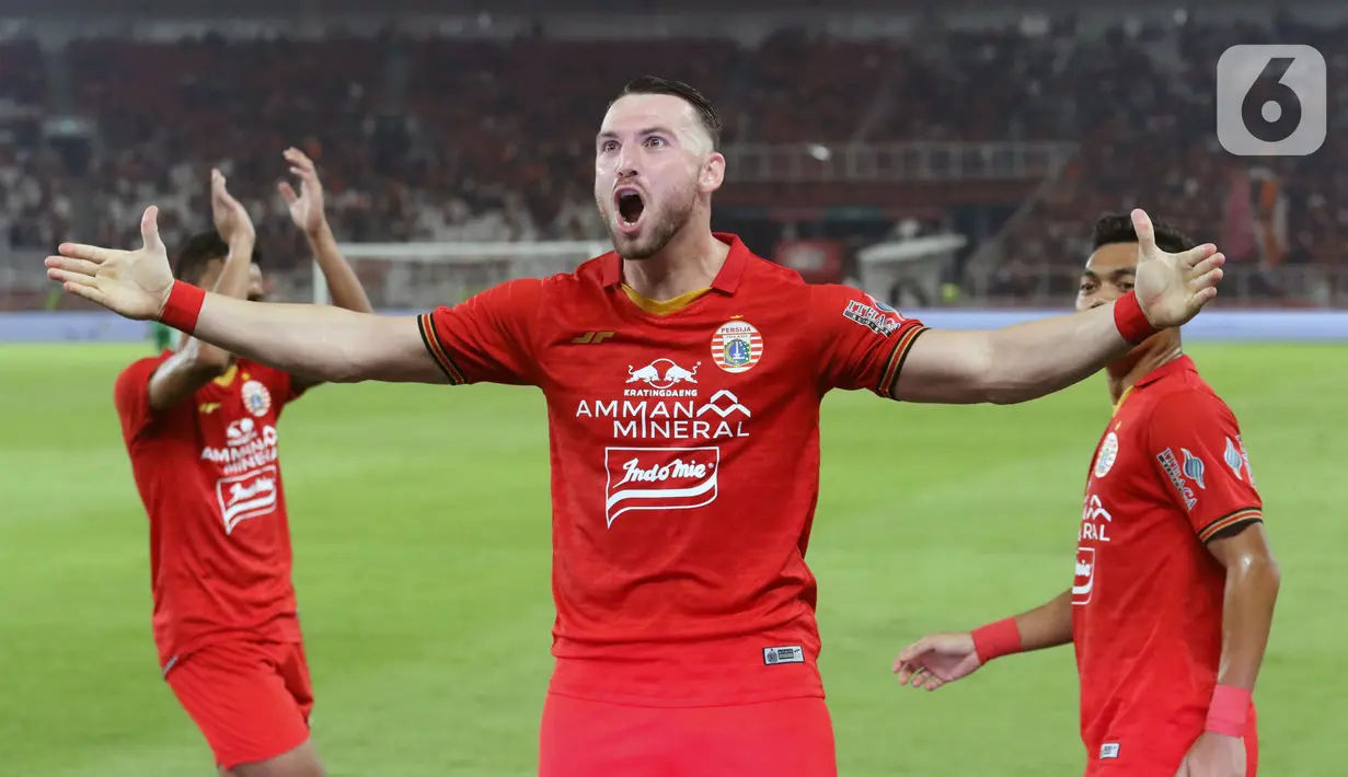 Pemain Persija Masko Simic melakukan selebrasi usai mencetak gol ke gawang Geylang International FC pada pertandingan persahabatan di SUGBK, Jakarta, Minggu (23/2/2020). Persija membungkam Geylang 3-1. (Liputan6.com/Angga Yuniar)