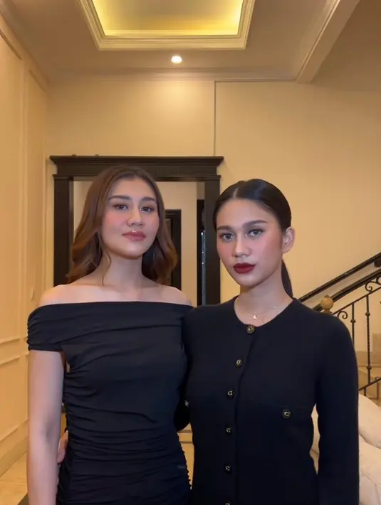 Ia memadukan busana tersebut dengan riasan bold, di mana lipstik merah intens yang digunakannya sukses menambah kesan dramatis dan penuh percaya diri. . [@ochiipramita/@aaliyah.massaid].