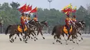 Personel militer menaiki kuda berpartisipasi dalam parade pada Hari Angkatan Bersenjata di Naypyitaw, Myanmar (27/3/2021). Militer Myanmar menggelar unjuk kekuatan besar pada Sabtu (27/3) dalam parade Hari Angkatan Bersenjata Tahunan. (AP Photo)