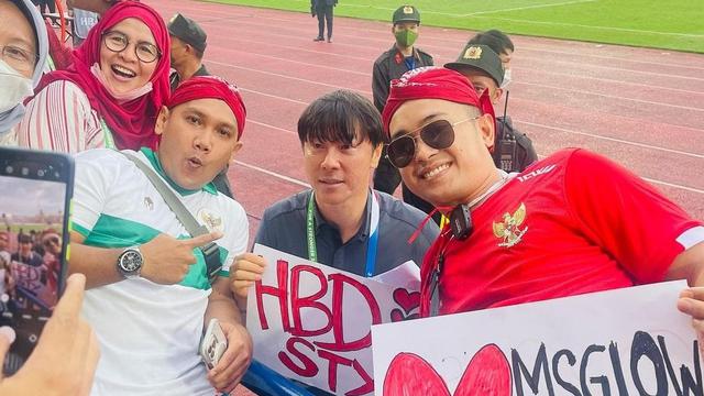 Pelatih Timnas Indonesia U-23, Shin Tae-yong dan para suporter