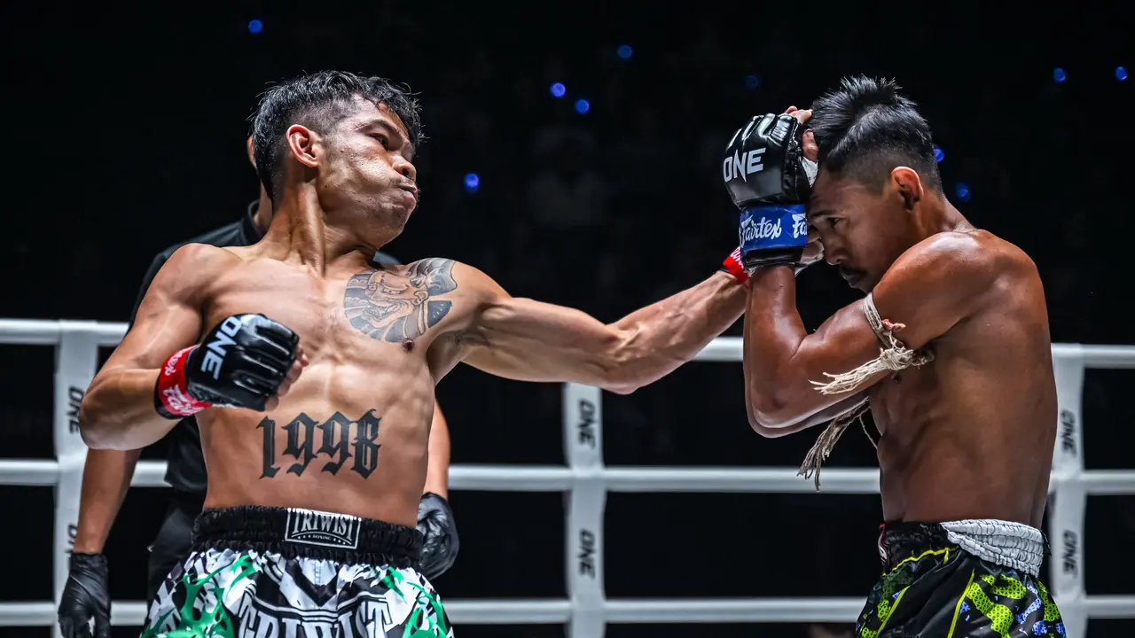 Petninmungkorn Captainkaneboxing mengalahkan Komkrit J Power Roof Phuket di ONE Friday Fights 8