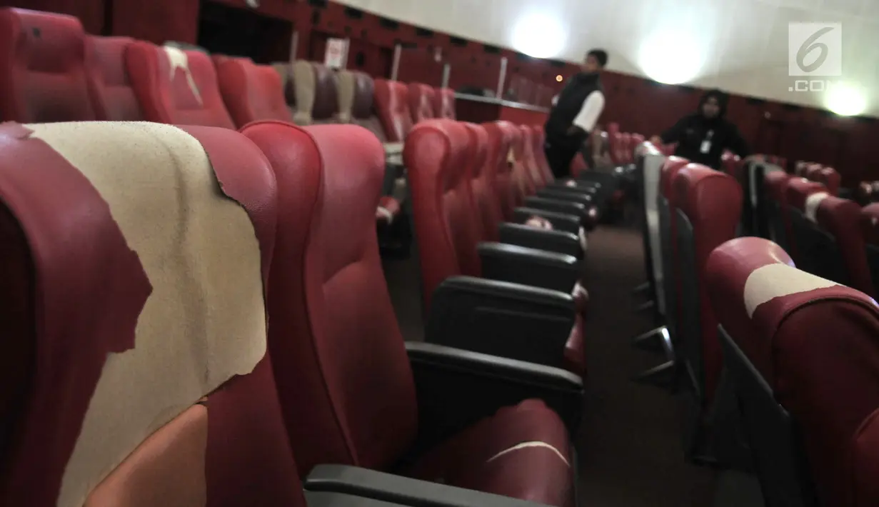 Kondisi bangku penonton yang tidak terawat terlihat di ruang pertunjukan Planetarium Jakarta,  Rabu (24/7/2019). Selain masalah suku cadang alat utama, tidak terawatnya fasilitas menyebabkan jumlah pengunjung Planetarium dan Observatorium Jakarta semakin sepi. (merdeka.com/Iqbal Nugroho)
