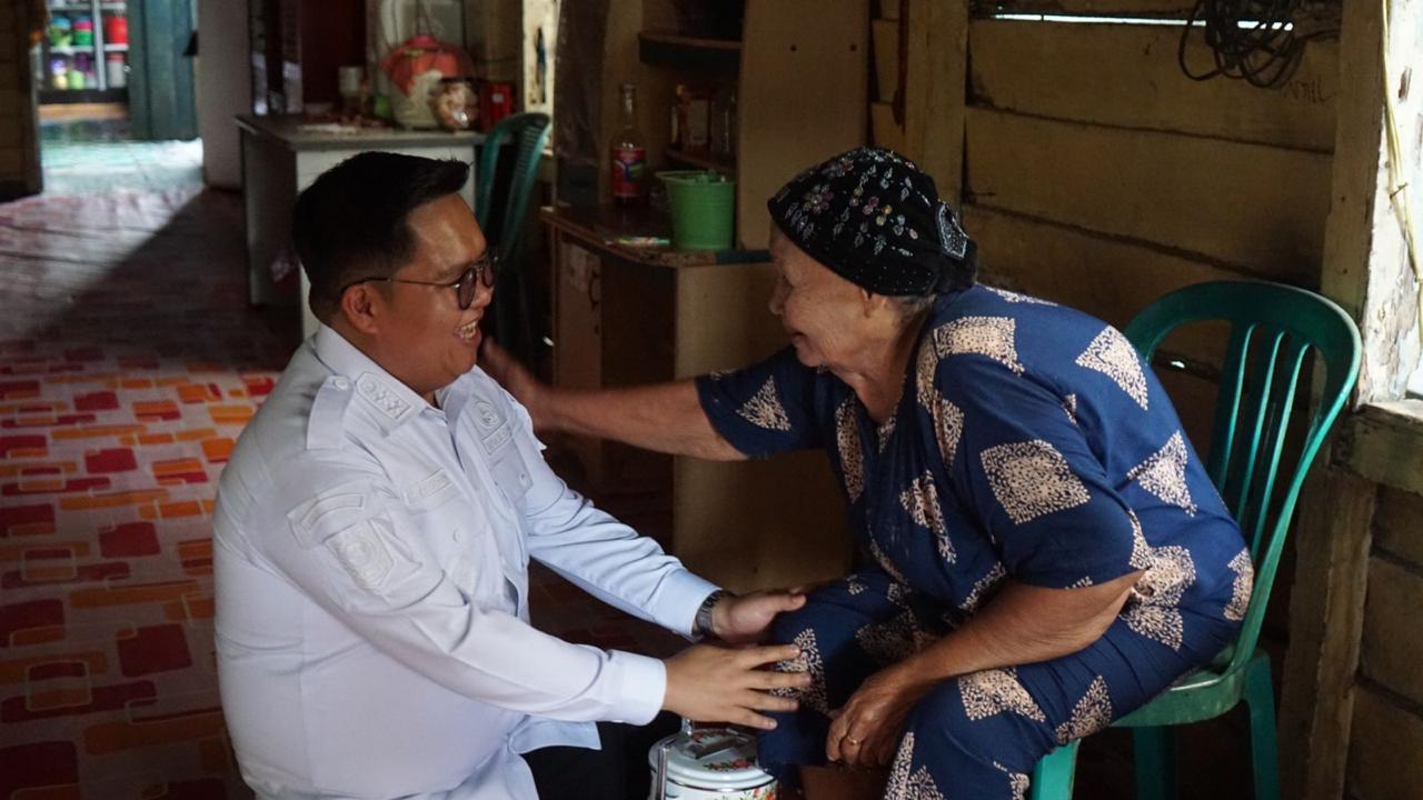 Safari Ramadan, Rendi Solihin Bagikan Perlengkapan Ibadah ke Warga di Desa Muara Pantuan