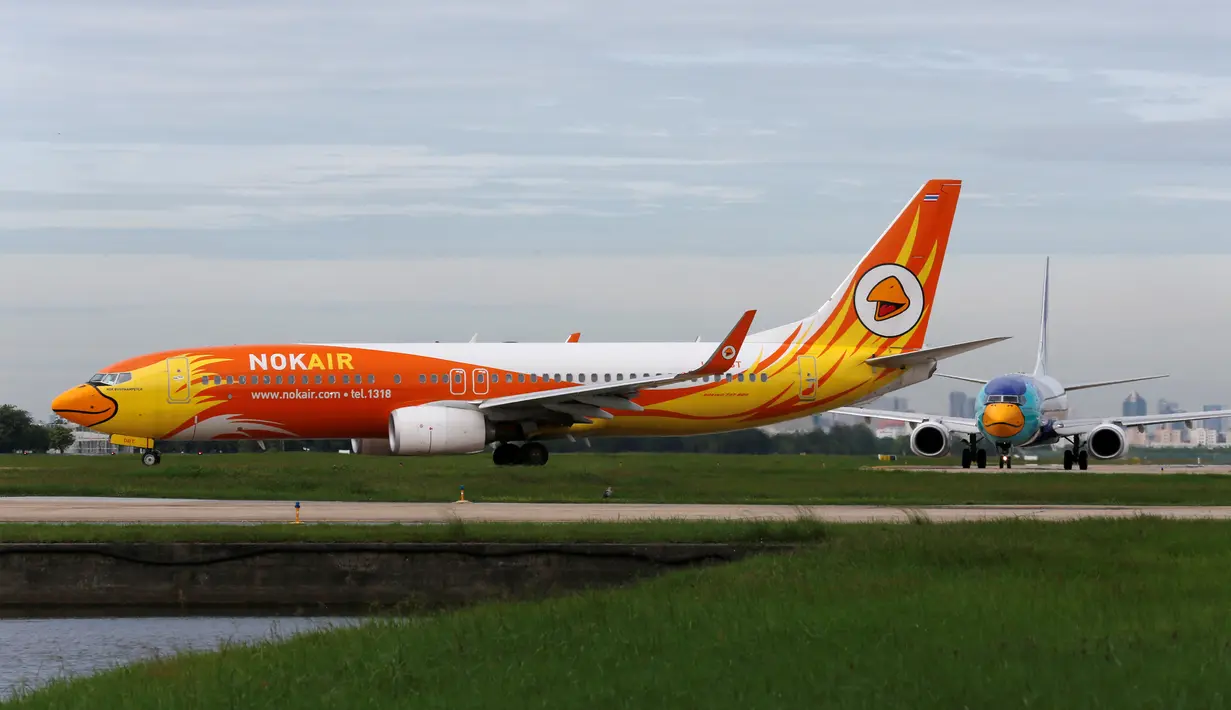 Pesawat Nok Air, bergambar seperti bebek, bersiap lepas landas di Bandara Don Muang, Bangkok, 29 Juni 2016. Untuk menarik perhatian, hampir semua pesawat di cat dengan motif sepeti bebek pada ujung depan pesawat. (REUTERS/Chaiwat Subprasom)