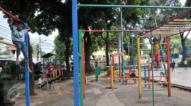  Sejumlah anak memanfaatkan fasilitas bermain di RPTRA Amir Hamzah, Pengangsaan, Menteng, Jakarta Pusat, Rabu (1/3). Pemprov DKI Jakarta ajak pihak swasta kembali berkontribusi membangun RPTRA melalui program CSR. (Liputan6.com/Yoppy Renato)