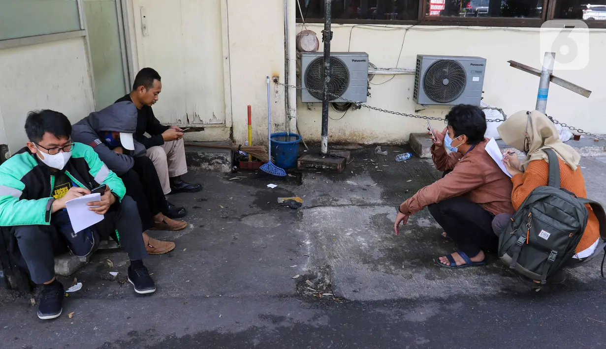 <p>Warga beristirahat sembari menunggu giliran untuk mendaftar mudik gratis Lebaran 2022 di Gedung Balai Pertemuan Metro Jaya (BPMJ), Jakarta Selatan, Sabtu (23/4/2022). Polda Metro Jaya membuka program mudik gratis Lebaran 2022 untuk masyarakat. Pendaftaran mudik gratis ini dibuka hingga 24 April 2022 mendatang pukul 12.00. (Liputan6.com/Herman Zakharia)</p>