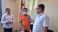Tersangka PFKS alias Kung (34), guru cabul saat diamankan di Polda NTT. (Liputan6.com/ Ola Keda)