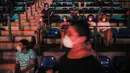 Penonton mengenakan masker saat melihat pertandingan tinju yang dipromotori oleh mantan juara dunia Rosendo Alvarez di Managua, Nikaragua pada 25 April 2020. Nikaragua merupakan salah satu dari sedikit negara yang kegiatan olahraga tetap berjalan di tengah pandemi Covid-19. (AP/Alfredo Zuniga)