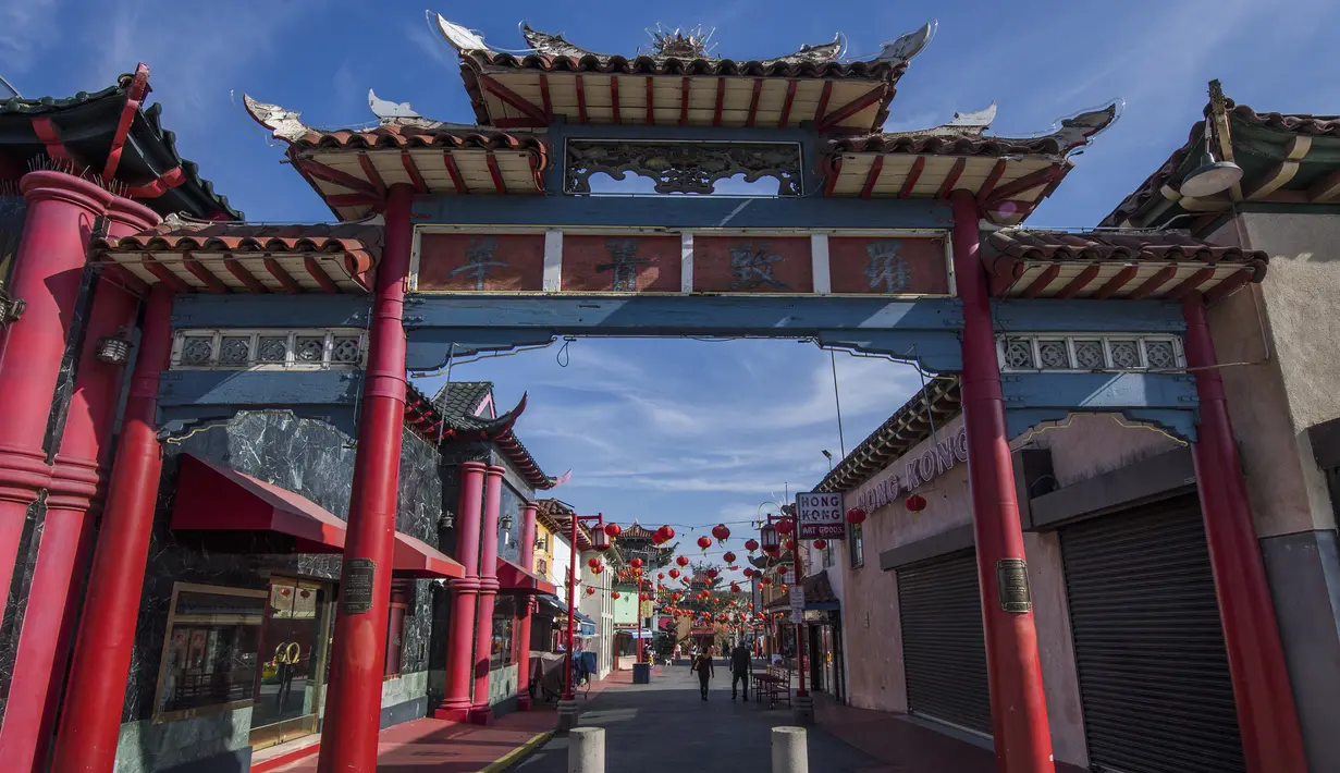 Suasana kawasan Chinatown atau Pecinan yang sepi aktivitas di Los Angeles, California (13/2/2020). Kawasan Pecinan di Los Angeles dihindari wisatawan di tengah merebaknya virus corona COVID-19. Terlebih setelah 15 kasus virus corona dikonfirmasi di Amerika Serikat. (AFP/Mark Ralston)