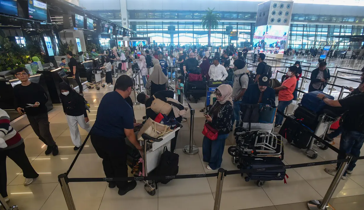 Angka tersebut diprediksi meningkat sekitar 2 persen dibandingkan periode yang sama pada tahun sebelumnya. Tampak dalam foto, calon penumpang saat berada di Terminal 3 Bandar Udara Internasional Soekarno–Hatta, Tangerang, Banten, Rabu (11/3/2026). (merdeka.com/Arie Basuki)