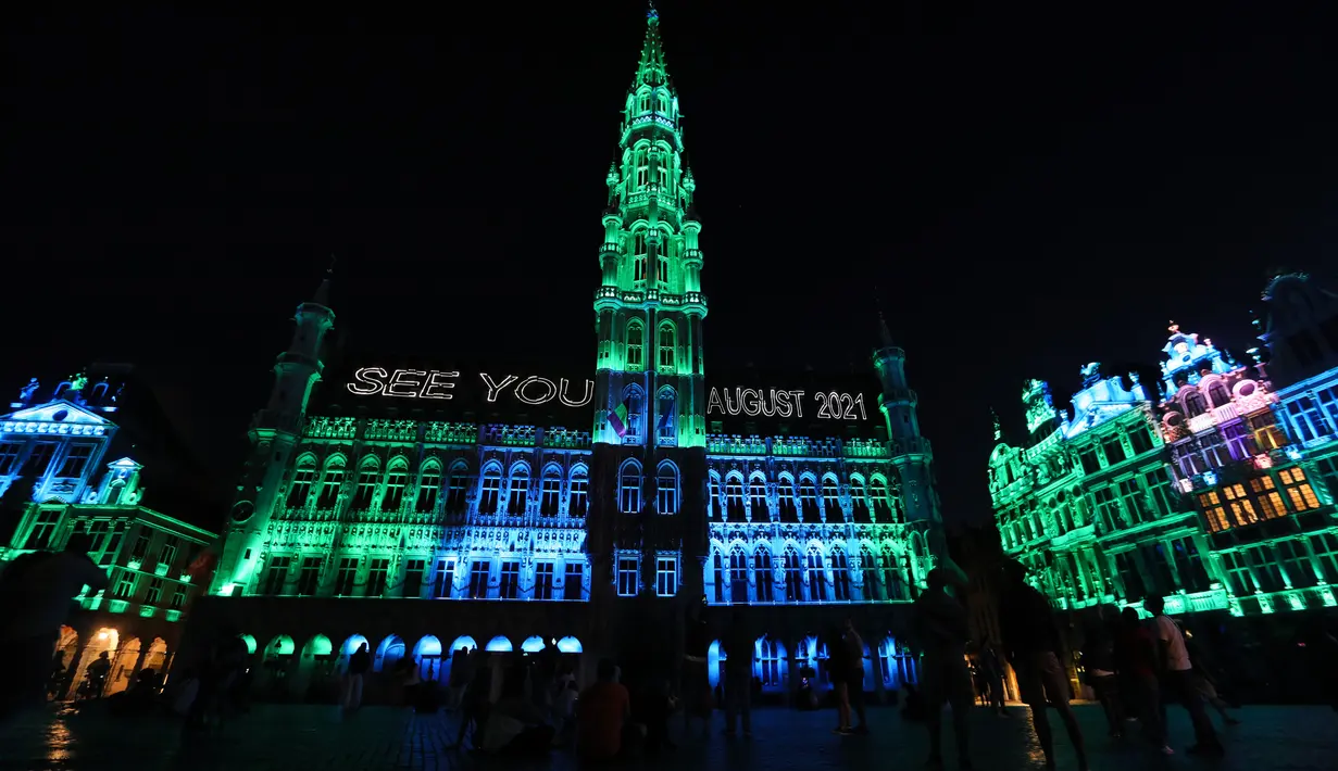 Warga menonton pertunjukan suara dan cahaya di Grand Place, Brussel, Belgia, Rabu (29/7/2020). Pertunjukan suara dan cahaya ini untuk menyoroti acara-acara yang batal digelar di Belgia pada musim panas tahun ini akibat pandemi COVID-19. (Xinhua/Zheng Huansong)