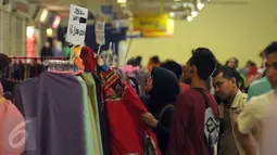 Calon pembeli memilih pakaian di Pusat Grosir Metro Tanah Abang Blok B, Jakarta, Selasa (5/7). Sehari jelang Idul Fitri 1437 H, aktivitas jual beli pakaian di Blok B Tanah Abang masih terlihat ramai. (Liputan6.com/Helmi Fithriansyah)