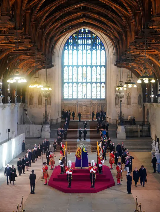 Masyarakat memberikan penghormatan untuk Ratu Elizabeth II di Westminster Hall, London, Inggris, 14 September 2022. Peti jenazah Ratu Elizabeth II akan disemayamkan selama lima hari di Westminster Hall. (Yui Mok/Pool via AP)