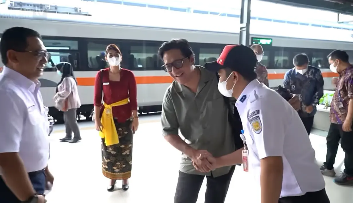 Tidak sendiri, Andre bersama 2o orang karyawannya. Tiba di stasiun langsung ke tempat khusus yang biasa digunakan untuk penunpang VVIP. [Youtube/TAULANY TV]