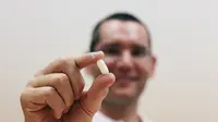 Nadav Kidron, CEO of Oramed Pharmaceuticals, menunjukkan pil insulin. Foto: Ibitimes
