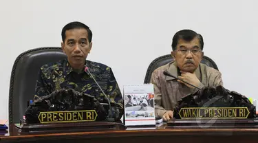 Presiden Joko Widodo didampingi Wapres Jusuf Kalla menggelar rapat terbatas di Kantor Presiden, Jakarta, Kamis (5/3/2015). Presiden menginstruksikan proyek jalan tol Trans Sumatera dimulai pembangunannya pada April 2015. (Liputan6.com/Faizal Fanani)