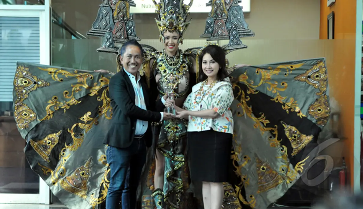 Elvira Devinamira (tengah) berpose dengan kostum Nasional Kostum "Chronicle of Borobudur" bersama Designer National Costume Dynand Fariz (kiri) dan Putri Kuswisnuwardani (kanan) di Jakarta, Senin (2/2/2015). (Liputan6.com/Panji Diksana)