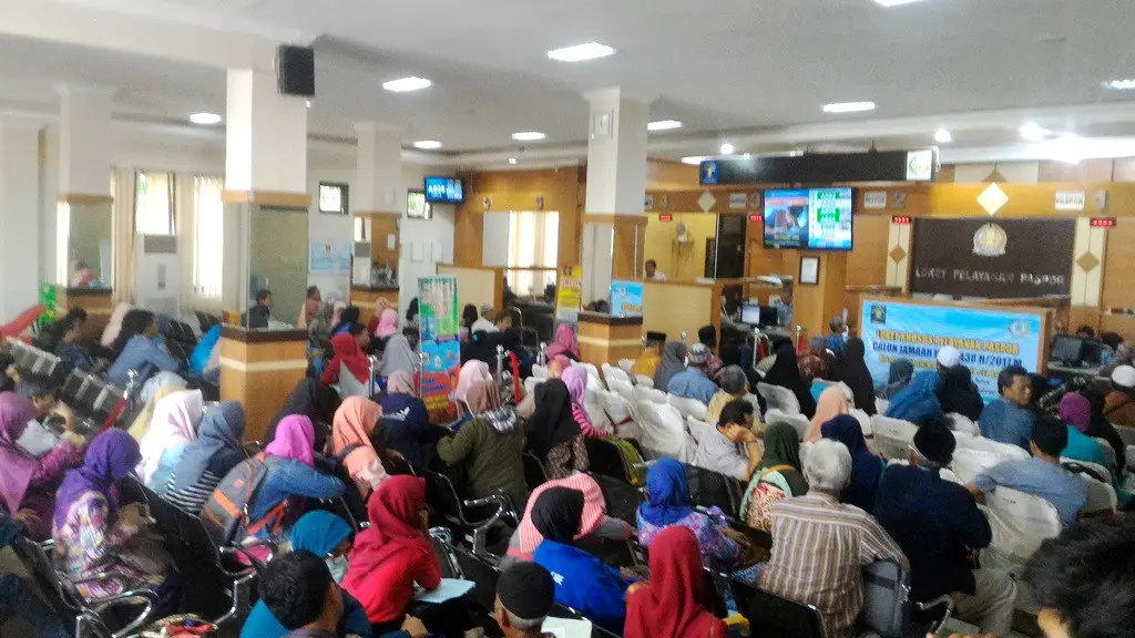 Calon jamaah haji mengantre pembuatan paspor di Kantor Imigrasi Cilacap, Jawa Tengah, 2017 lalu. (Foto: Liputan6.com/Muhamad Ridlo)